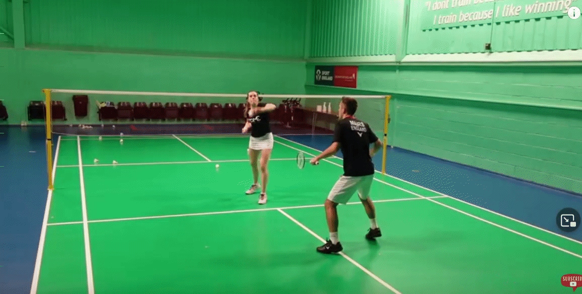 vidéo de badminton chassé